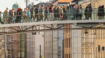 Menschen strömen in den letzten Wiesn-Tagen zur Theresienwiese. / Foto: Peter Kneffel/dpa
