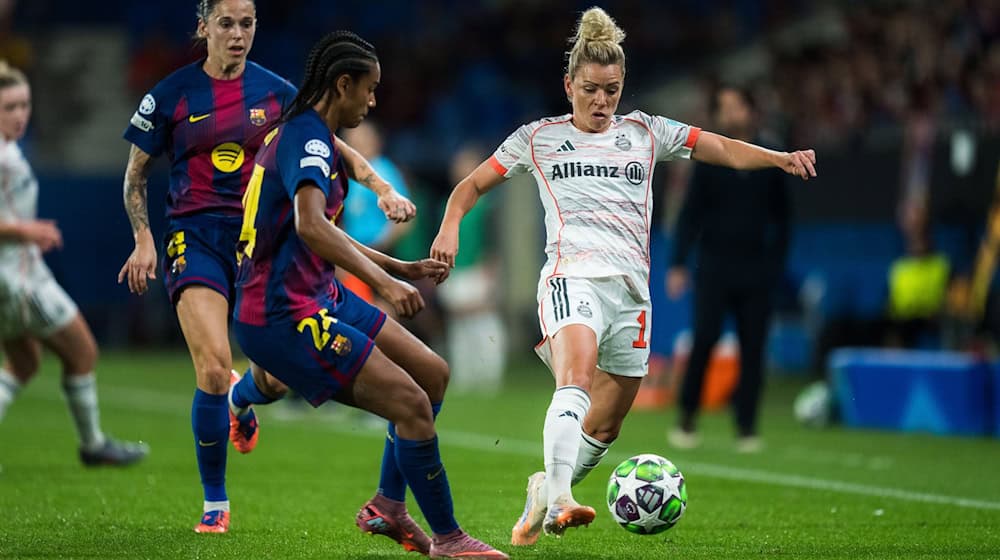 Linda Dallmann (r) und die Bayern-Frauen haben gegen den FC Barcelona eine herbe Pleite kassiert. / Foto: Joan Gosa/XinHua/dpa post-slider