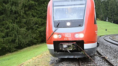 Der entgleiste Zug steht nahe einem Abhang. / Foto: David Pichler/swd-medien/dpa Der entgleiste Zug steht nahe einem Abhang. / Foto: David Pichler/swd-medien/dpa