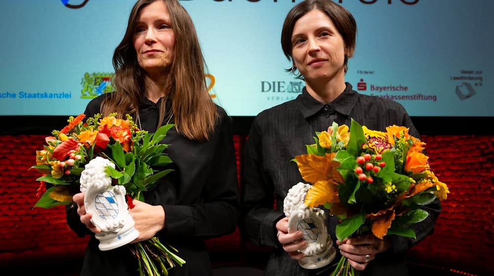 Heike Geißler (l) und Dorothee Elmiger sind Gewinnerinnen des Bayerischen Buchpreises 2025. / Foto: Sven Hoppe/dpa Heike Geißler (l) und Dorothee Elmiger sind Gewinnerinnen des Bayerischen Buchpreises 2025. / Foto: Sven Hoppe/dpa