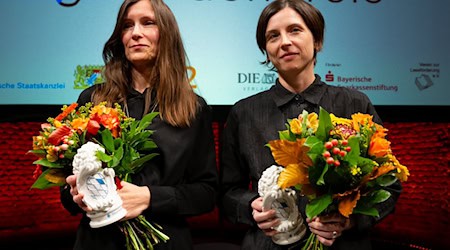 Heike Geißler (l) und Dorothee Elmiger sind Gewinnerinnen des Bayerischen Buchpreises 2025. / Foto: Sven Hoppe/dpa Heike Geißler (l) und Dorothee Elmiger sind Gewinnerinnen des Bayerischen Buchpreises 2025. / Foto: Sven Hoppe/dpa