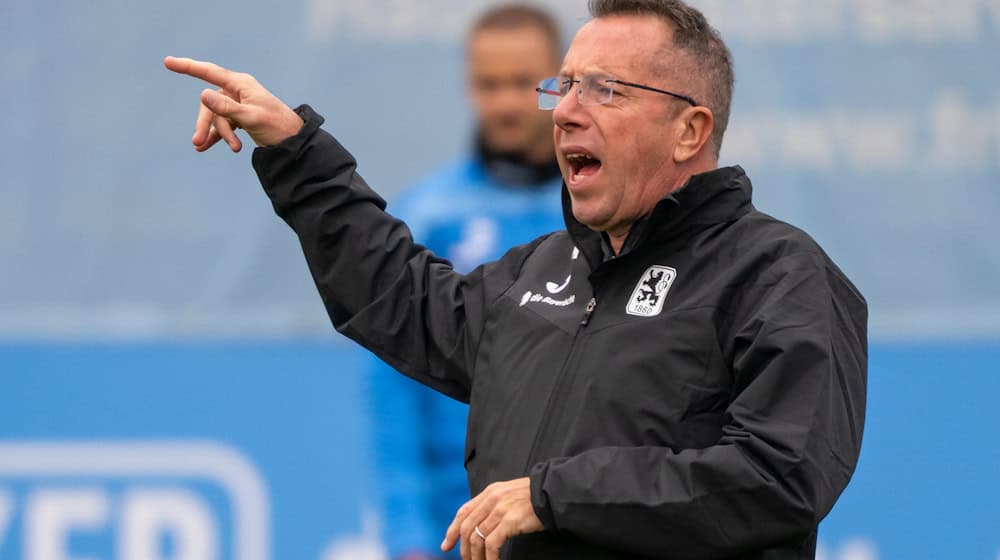 «Löwen»-Trainer Markus Kauczinski musste mit seinem Team eine klare Niederlage in Regensburg hinnehmen. (Archivbild) / Foto: Peter Kneffel/dpa