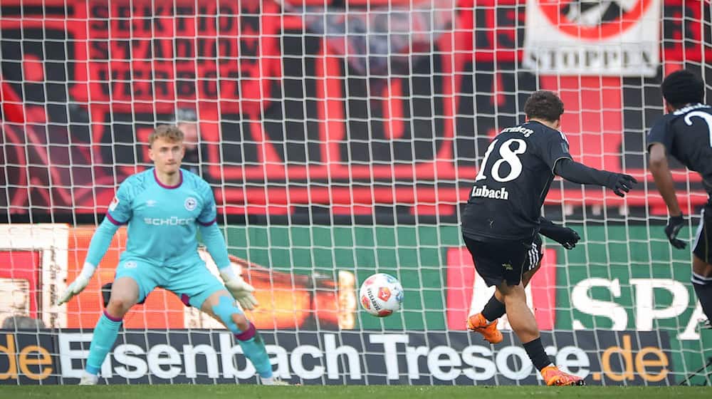 Der Nürnberger Wegbereiter: Rafael Lubach erzielt per Foulelfmeter das 1:0. / Foto: Daniel Karmann/dpa