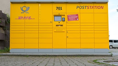 Sieht aus wie ein Automat, ist ein Automat - und ist mancherorts in Deutschland obendrein noch eine Postfiliale. (Archivbild) / Foto: Heiko Rebsch/dpa