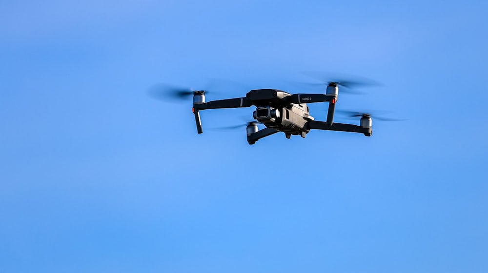 Die Polizei fahndet nach der Drohnensichtung nach dem Piloten. (Symbolbild) / Foto: Jan Woitas/dpa