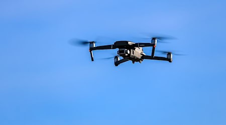 Die Polizei fahndet nach der Drohnensichtung nach dem Piloten. (Symbolbild) / Foto: Jan Woitas/dpa