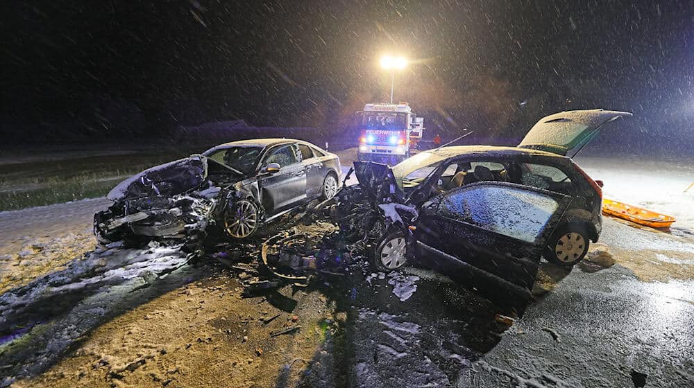 Die 54-Jährige starb nach Polizeiangaben noch an der Unfallstelle. (Foto aktuell vom 21.11.) / Foto: Markus Leitner/BRK Kreisverband Berchtesgadener Land/dpa