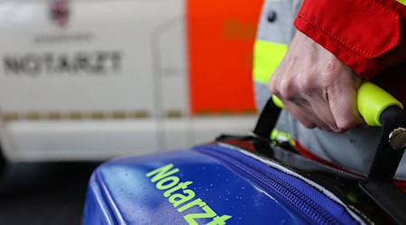 Ein Notarzt versorgte den Mann. (Symbolbild) / Foto: Oliver Berg/dpa