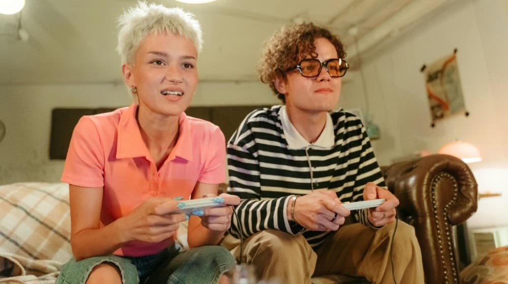 Spielerische Interaktion motiviert und verbindet – das Prinzip hinter Urban Gamification überträgt solche Erlebnisse auf den öffentlichen Raum. / Foto: pexels.com