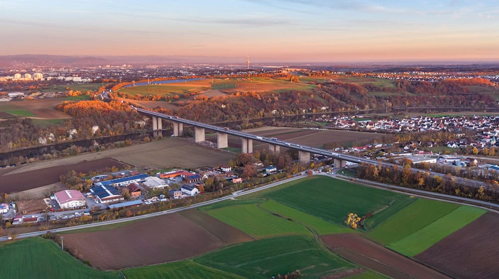 Eine Sperrung der Donaubrücke Sinzing könnte laut ADAC potenziell einen volkswirtschaftlichen Schaden von 75 Millionen Euro pro Jahr bringen. (Produktion) / Foto: Armin Weigel/dpa