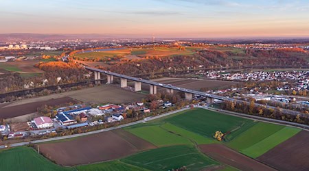 Eine Sperrung der Donaubrücke Sinzing könnte laut ADAC potenziell einen volkswirtschaftlichen Schaden von 75 Millionen Euro pro Jahr bringen. (Produktion) / Foto: Armin Weigel/dpa