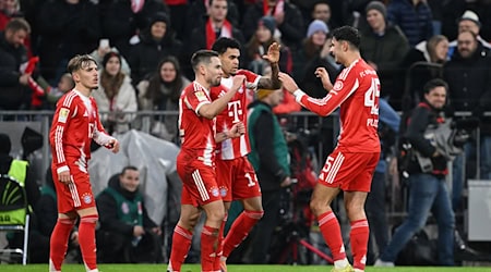 Am Ende konnten die Münchner um Luis Díaz (2.v.r.) doch jubeln. / Foto: Sven Hoppe/dpa