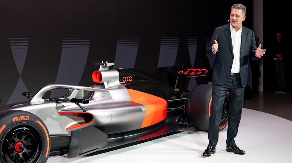 Audi-Boss Gernot Döllner vor seinem neuen Schmuckstück. / Foto: Daniel Karmann/dpa