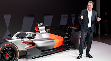 Audi-Boss Gernot Döllner vor seinem neuen Schmuckstück. / Foto: Daniel Karmann/dpa