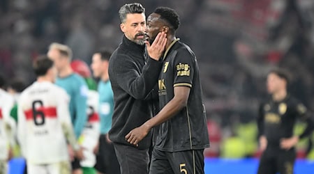 Wieder nichts: Augsburgs Trainer Wagner versucht den Verteidiger Matsima zu trösten. / Foto: Bernd Weißbrod/dpa