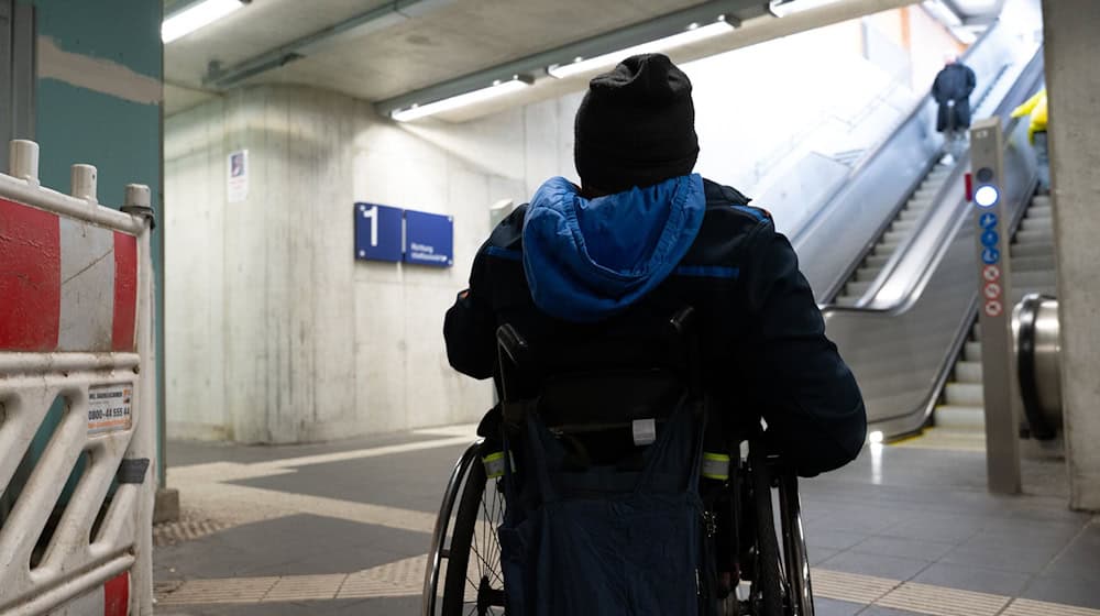 Rollstuhlfahrer haben es an Bayerns Bahnhöfen nicht leicht. Aufzüge fallen häufig aus - wie hier an der Münchner S-Bahnstation Laim. (Symbolbild) / Foto: Magdalena Henkel/dpa
