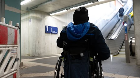 Rollstuhlfahrer haben es an Bayerns Bahnhöfen nicht leicht. Aufzüge fallen häufig aus - wie hier an der Münchner S-Bahnstation Laim. (Symbolbild) / Foto: Magdalena Henkel/dpa