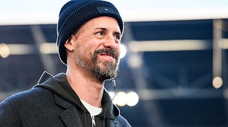 Augsburg-Trainer Sandro Wagner lächelt im Stadion. (Archivfoto) / Foto: Tom Weller/dpa