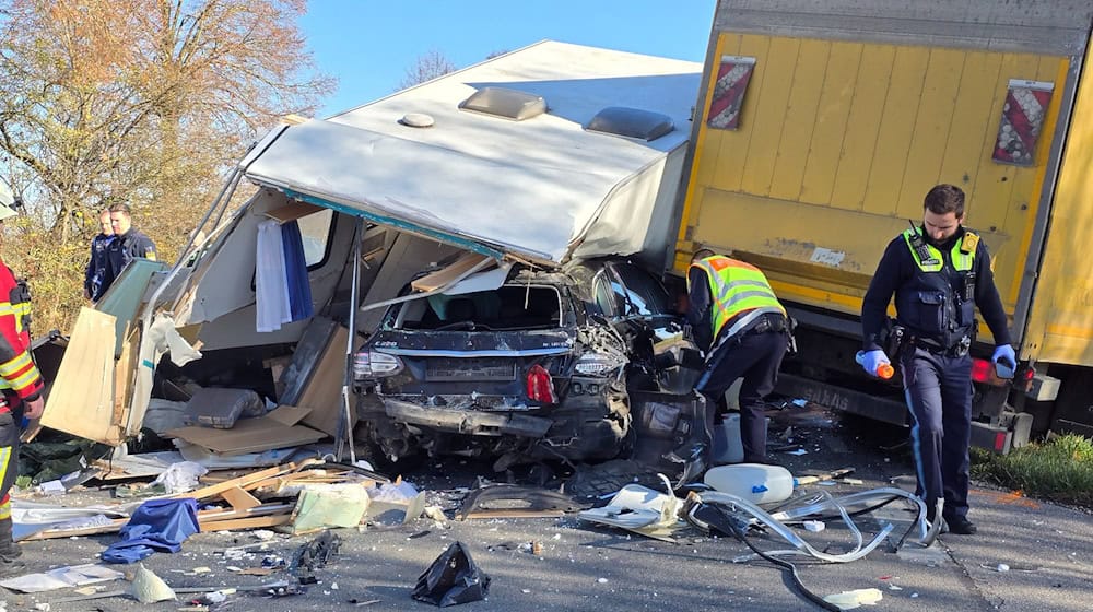 Der Wohnwagen wurde bei dem Unfall auf das Auto geschleudert.  / Foto: Helmut Degenhart/zema-medien/dpa
