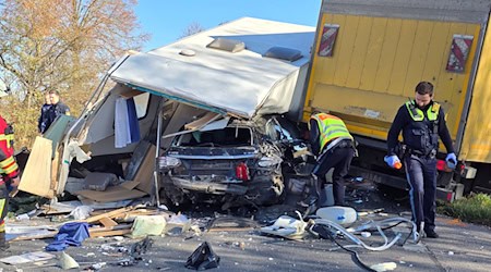 Der Wohnwagen wurde bei dem Unfall auf das Auto geschleudert.  / Foto: Helmut Degenhart/zema-medien/dpa