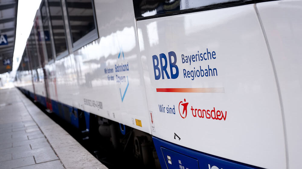 Fahrgäste müssen sich nach der Entgleisung eines Zuges der Bayerischen Regiobahn (BRB) auf Ausfälle und Verspätungen einstellen. (Symbolbild) / Foto: Sven Hoppe/dpa