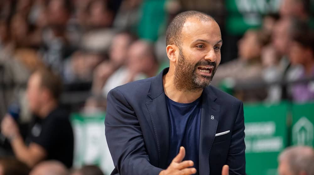 T.J. Parker vertrat erneut den erkrankten Gordon Herbert als Bayern-Coach. / Foto: Harald Tittel/dpa