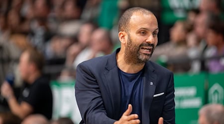 T.J. Parker vertrat erneut den erkrankten Gordon Herbert als Bayern-Coach. / Foto: Harald Tittel/dpa