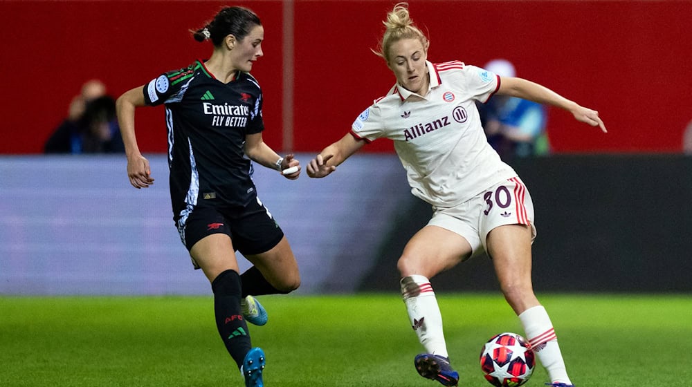 Bayern-Spielerin Carolin Simon (rechts) in der vorigen Saison gegen Arsenals Emily Fox. / Foto: Sven Hoppe/dpa