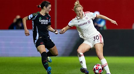 Bayern-Spielerin Carolin Simon (rechts) in der vorigen Saison gegen Arsenals Emily Fox. / Foto: Sven Hoppe/dpa