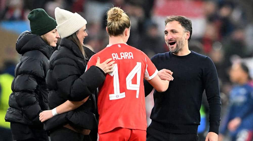 Bayern-Trainer José Barcala feiert mit Torschützin Alara den Sieg über Arsenal. / Foto: Jens Niering/dpa