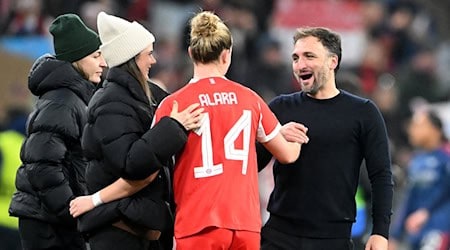 Bayern-Trainer José Barcala feiert mit Torschützin Alara den Sieg über Arsenal. / Foto: Jens Niering/dpa