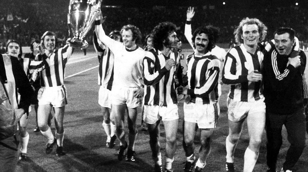 Die Bayern mit Paul Breitner (Mitte), Gerd Müller (3.v.r.) und Uli Hoeneß (2.v.r.) jubeln nach dem Gewinn des Europapokals der Landesmeister. (Archivfoto) / Foto: picture-alliance / dpa