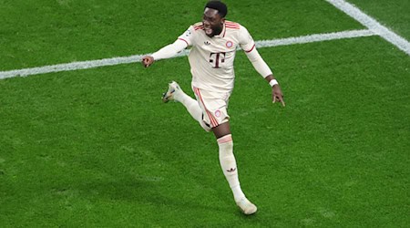 Alphonso Davies will nach seinem Kreuzbandriss bald sein Comeback in der Bundesliga und Champions League geben. (Archivfoto) / Foto: Rolf Vennenbernd/dpa