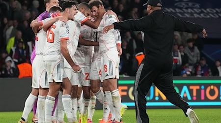 Vincent Kompany (r) stürmt nach dem Schlusspfiff auf den Rasen, um mit seinen Spielern im Kreis zu jubeln. / Foto: Thibault Camus/AP/dpa