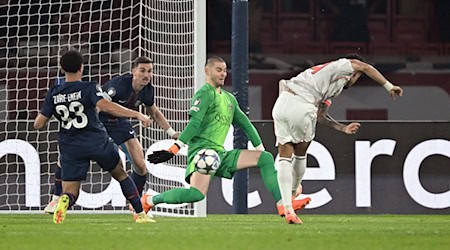 Luis Díaz (r) erzielt das frühe 1:0 für Bayern. / Foto: Federico Gambarini/dpa