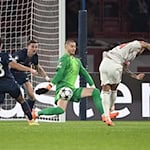 Luis Díaz (r) erzielt das frühe 1:0 für Bayern. / Foto: Federico Gambarini/dpa