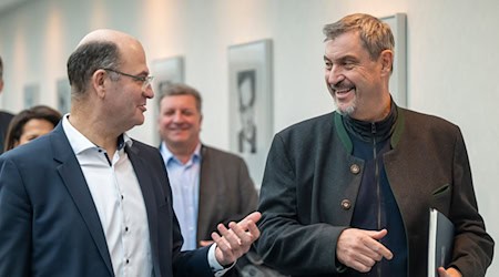 Trotz der schwierigen Finanzlage will die bayerische Staatsregierung bei der Aufstellung des nächsten Haushalts auf neue Kredite zur Gegenfinanzierung verzichten. (Archivbild) / Foto: Peter Kneffel/dpa