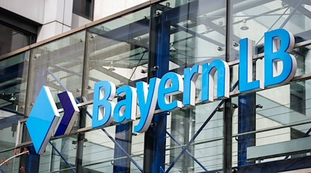 Die BayernLB macht immer noch gute Geschäfte, doch geht der Gewinn wie erwartet zurück. (Archiv) / Foto: Christina Sabrowsky/dpa