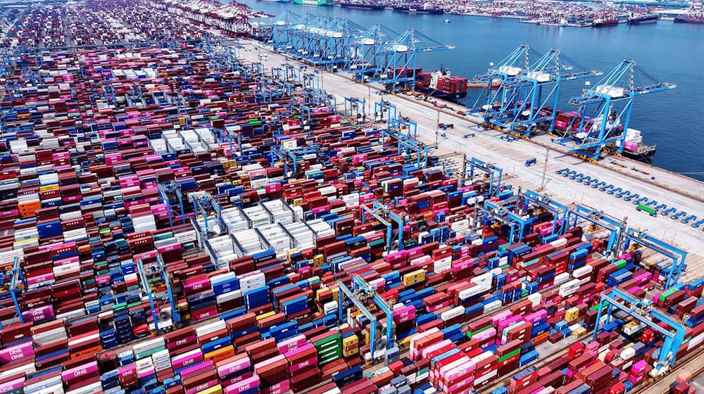 Ein Containerterminal in der ostchinesischen Hafenstadt Qingdao. Wegen des Handelskonflikts mit den USA drängt Chinas Industrie verstärkt nach Europa. Das macht sich auch in der bayerischen Handelsbilanz bemerkbar. (Archivbild) / Foto: Uncredited/CHINATOPIX via AP/dpa