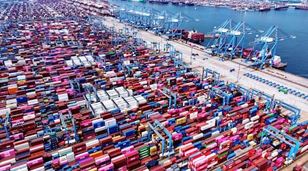 Ein Containerterminal in der ostchinesischen Hafenstadt Qingdao. Wegen des Handelskonflikts mit den USA drängt Chinas Industrie verstärkt nach Europa. Das macht sich auch in der bayerischen Handelsbilanz bemerkbar. (Archivbild) / Foto: Uncredited/CHINATOPIX via AP/dpa
