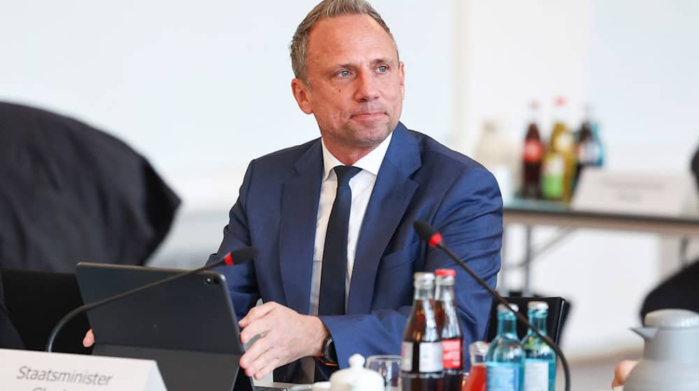 Umweltminister Thorsten Glauber (Freie Wähler) sieht den Hochwasserschutz in Bayern künftig besser aufgestellt. / Foto: Daniel Löb/dpa