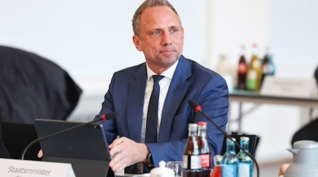 Umweltminister Thorsten Glauber (Freie Wähler) sieht den Hochwasserschutz in Bayern künftig besser aufgestellt. / Foto: Daniel Löb/dpa