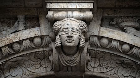 Der Angeklagte soll zwischen 2018 und 2022 als Leiter von Callcentern an einem umfangreichen Betrug mit Trading-Plattformen im Internet mitgearbeitet haben. (Symbolbild) / Foto: Pia Bayer/dpa