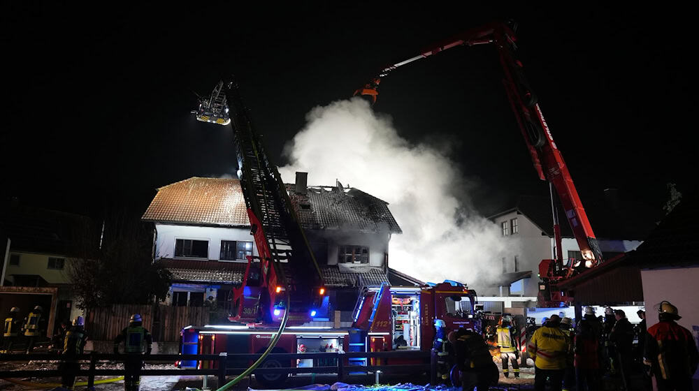 Zeitweise waren 140 Feuerwehrleute im Einsatz, um den Brand in Geisenfeld zu löschen. (Archivbild) / Foto: Ehsan Monajati/dpa