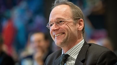 Bildungsforscher Klaus Zierer warnt vor dem zu häufigen Einsatz von Studierenden als Vertretungslehrkraft. (Archivbild) / Foto: Sina Schuldt/dpa