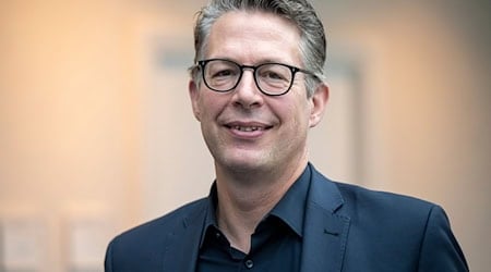 Kunstminister Blume (CSU) fordert ein Restitutionsgesetz. (Archivbild) / Foto: Peter Kneffel/dpa