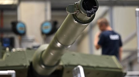 Der Leopard 2 A8 ist nach Militärangaben der erste Neubau eines Kampfpanzers für die Bundeswehr seit 1992. (Archivbild) / Foto: Swen Pförtner/dpa