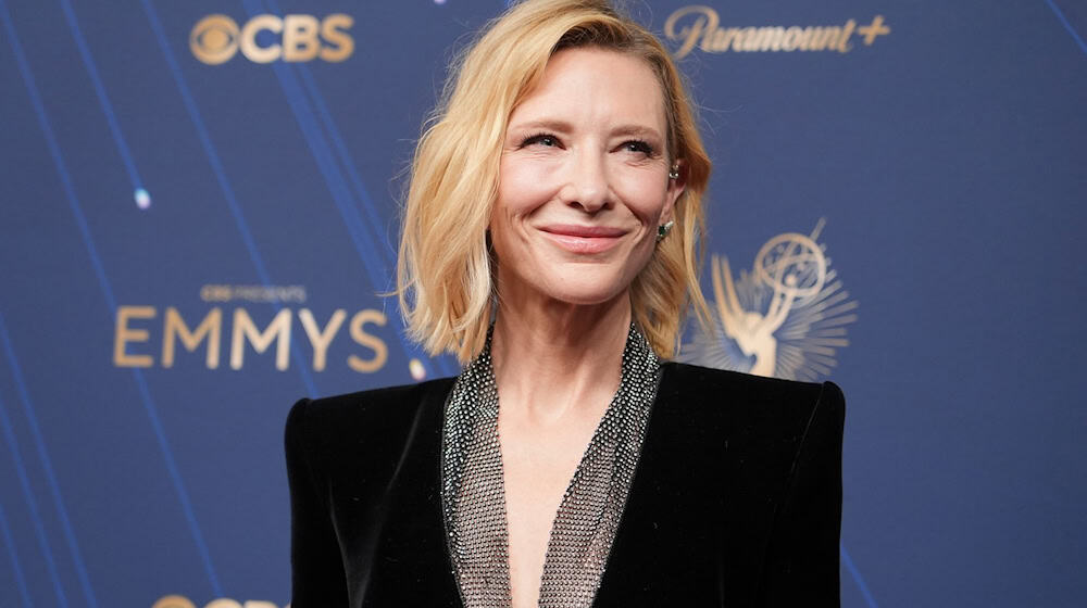 Cate Blanchett posiert bei den diesjährigen Emmy Awards in Los Angeles. Nun bekommt die Schauspielerin einen Bambi. (Archivbild) / Foto: Jae C. Hong/Invision/AP/dpa