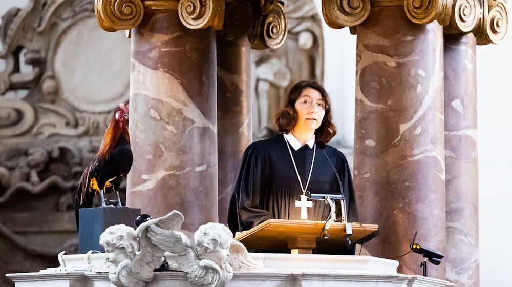 Christina-Maria Bammel - hier bei einer Predigt in Berlin - leitet künftig Landeskirche in Braunschweig. (Archivfoto) / Foto: Christoph Soeder/dpa