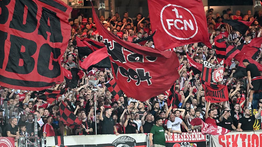 Fans des 1. FC Nürnberg feiern im Max-Morlock-Stadion. (Archivfoto) / Foto: Jens Niering/dpa